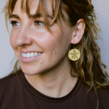 Midi Sand Dollar earrings in Sand